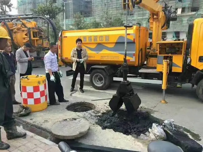 琼结街道：网格员化身“清道夫”，为民解忧疏通“堵心”化粪池