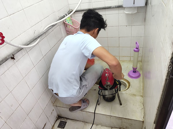琼结肥皂掉到马桶里把马桶堵住了怎么办？马桶堵住了怎么办
