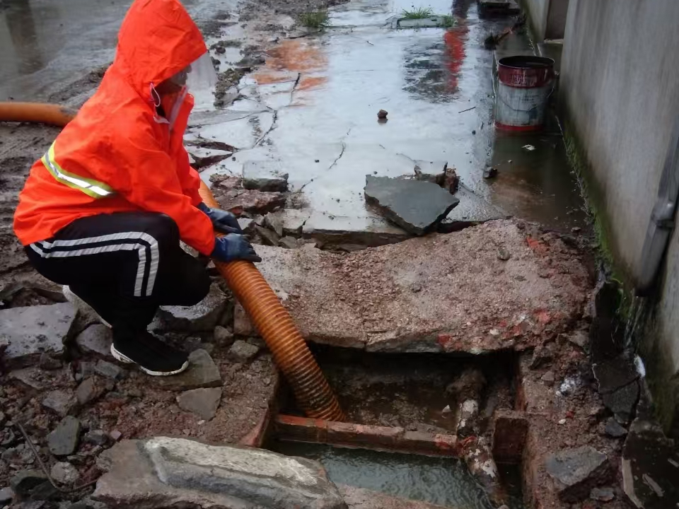 琼结专业清理污水池 炜誉市政以规范流程守护城市 “肠道”